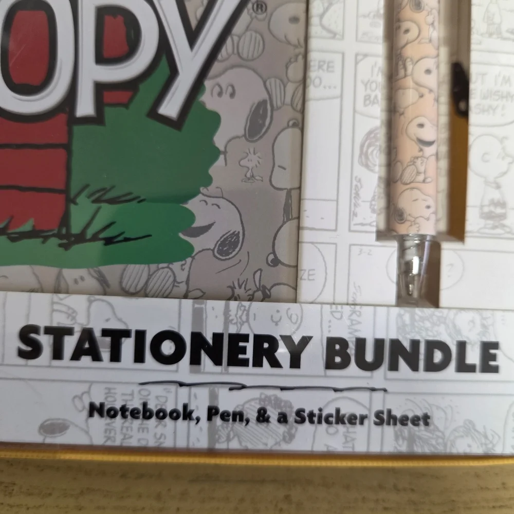 Peanuts Snoopy Red and Green Stationery Set